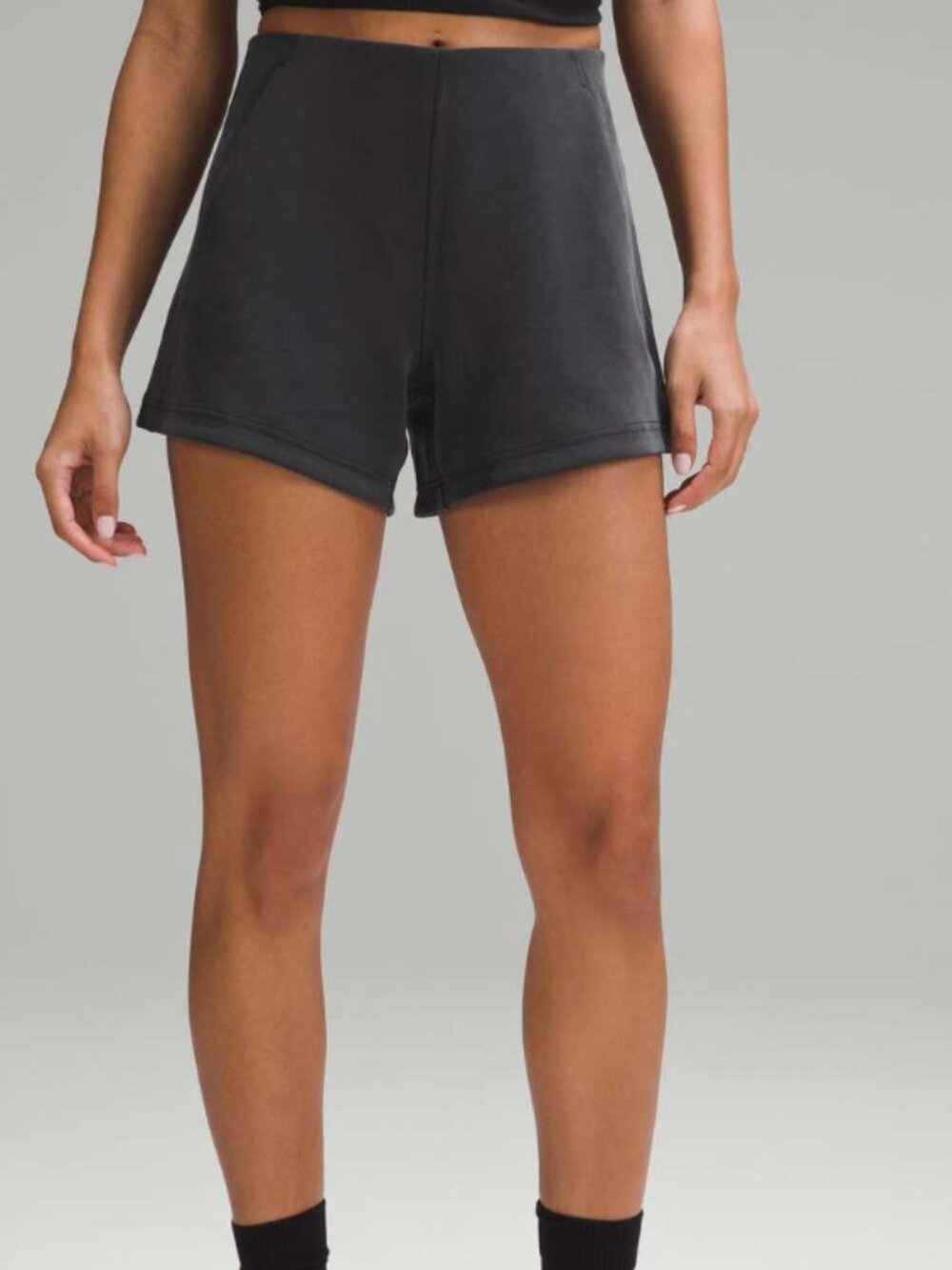 LULULEMON -  Softstreme Kick-Flare Mid-Rise Short 4" - Black - 14